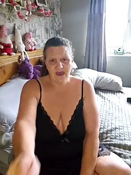 Snapshot of MissQueenBeex chatting on 12/18/25, 11:03 MissQueenBeex online show from 12/18/25, 11:03