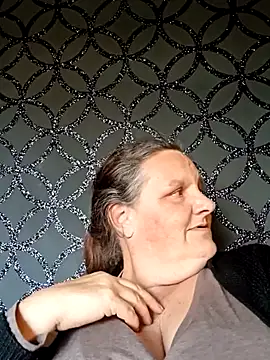 Snapshot of MissQueenBeex chatting on 10/27/25, 03:13 MissQueenBeex online show from 10/27/25, 03:13