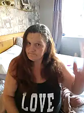 Snapshot of MissQueenBeex chatting on 10/28/25, 10:03 MissQueenBeex online show from 10/28/25, 10:03