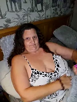 Snapshot of MissQueenBeex chatting on 11/02/25, 01:21 MissQueenBeex online show from 11/02/25, 01:21