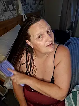 Snapshot of MissQueenBeex chatting on 12/05/25, 03:32 MissQueenBeex online show from 12/05/25, 03:32