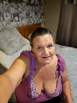 Snapshot of MissQueenBeex chatting on 10/23/25, 08:51 MissQueenBeex online show from 10/23/25, 08:51