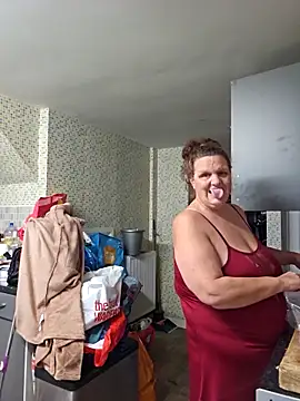 Snapshot of MissQueenBeex chatting on 11/30/25, 03:57 MissQueenBeex online show from 11/30/25, 03:57