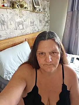 Snapshot of MissQueenBeex chatting on 10/24/25, 11:42 MissQueenBeex online show from 10/24/25, 11:42