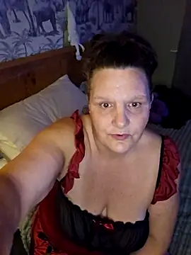 Snapshot of MissQueenBeex chatting on 12/04/25, 11:59 MissQueenBeex online show from 12/04/25, 11:59