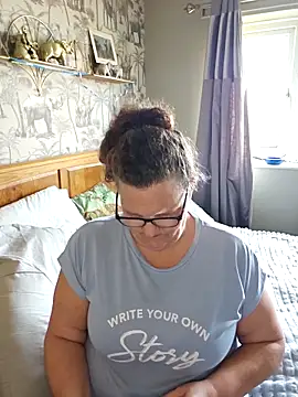 Snapshot of MissQueenBeex chatting on 02/24/26, 01:56 MissQueenBeex online show from 02/24/26, 01:56