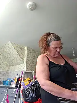 Snapshot of MissQueenBeex chatting on 11/09/25, 01:04 MissQueenBeex online show from 11/09/25, 01:04