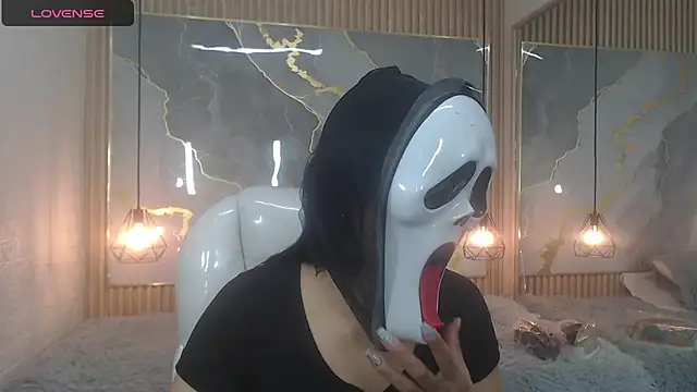 nei girl online show from 10/31/25, 11:29