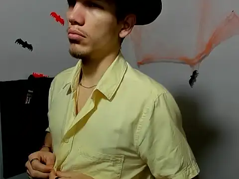 Snapshot of kevinkewman chatting on 10/25/25, 12:17 kevinkewman online show from 10/25/25, 12:17