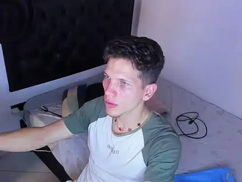 Snapshot of kevinkewman chatting on 12/17/25, 03:50 kevinkewman online show from 12/17/25, 03:50