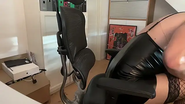 Snapshot of devotesissy83 chatting on 09/15/25, 08:04 devotesissy83 online show from 09/15/25, 08:04