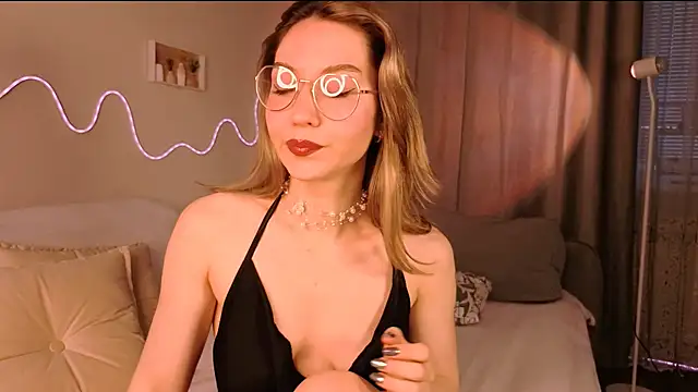 Snapshot of Lilo_Sims chatting on 10/21/25, 01:49 Lilo Sims online show from 10/21/25, 01:49