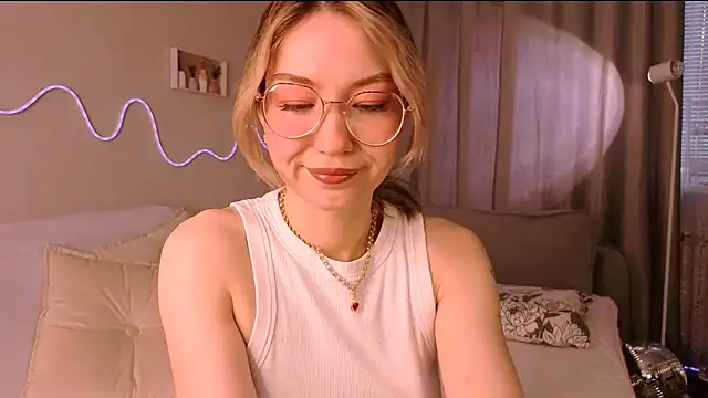 Snapshot of Lilo_Sims chatting on 10/15/25, 02:32 Lilo Sims online show from 10/15/25, 02:32