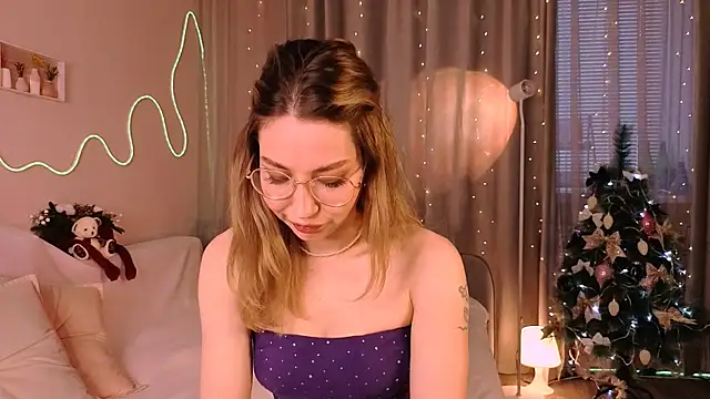 Snapshot of Lilo_Sims chatting on 12/19/25, 04:16 Lilo Sims online show from 12/19/25, 04:16