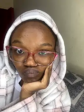 YummyMelanin117 online show from 11/11/25, 09:53