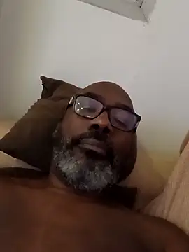 Snapshot of Bigmaumau54 chatting on 12/16/25, 12:37 Bigmaumau54 online show from 12/16/25, 12:37