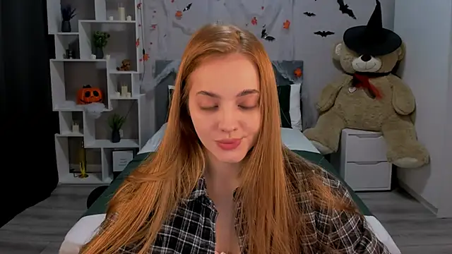 MelanieAlves online show from 10/31/25, 06:37