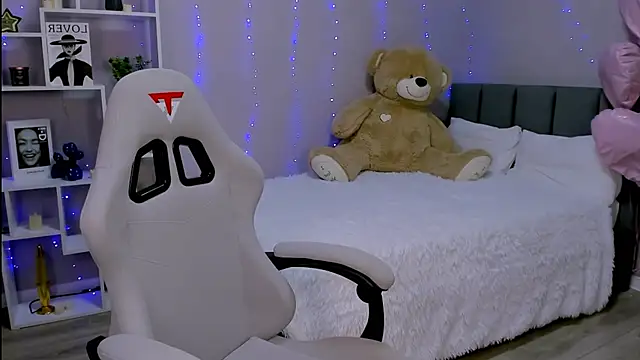 Snapshot of MelanieAlves chatting on 04/14/26, 02:44 MelanieAlves online show from 04/14/26, 02:44