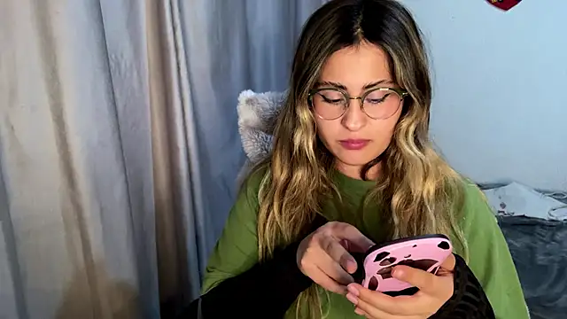 emma  bell  online show from 11/14/25, 11:41