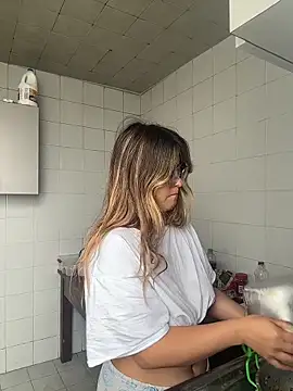 emma  bell  online show from 12/04/25, 02:38