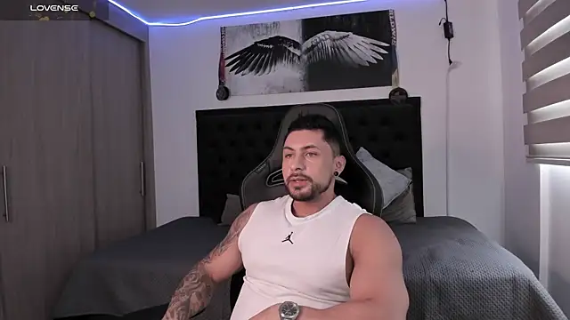 santi aesthetic online show from 11/05/25, 07:06