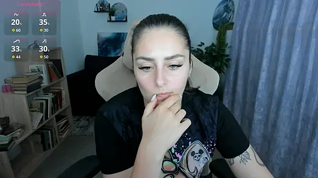 Snapshot of ValeriiMills chatting on 05/25/26, 01:43 ValeriiMills online show from 05/25/26, 01:43