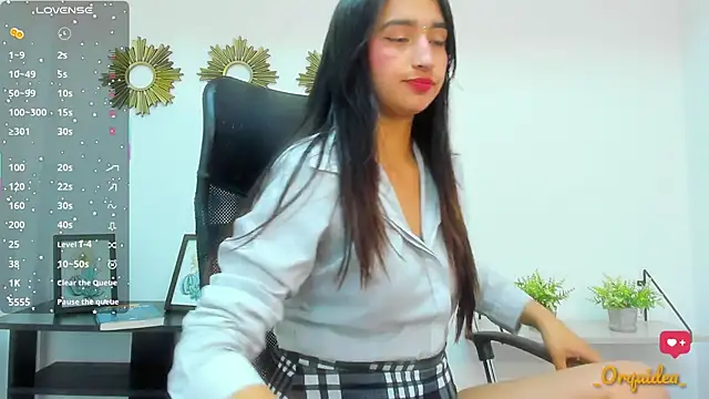 Snapshot of _Orquidea_ chatting on 09/19/25, 01:26 Orquidea online show from 09/19/25, 01:26