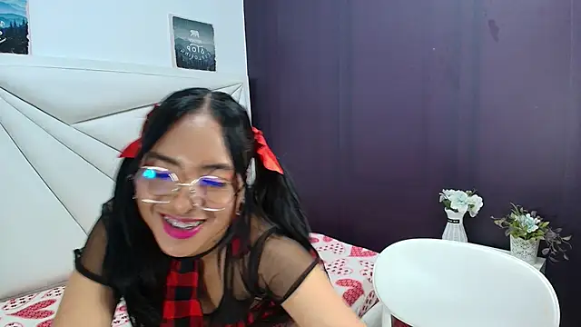 Snapshot of paula_zambrano7 chatting on 10/10/25, 01:23 paula zambrano7 online show from 10/10/25, 01:23