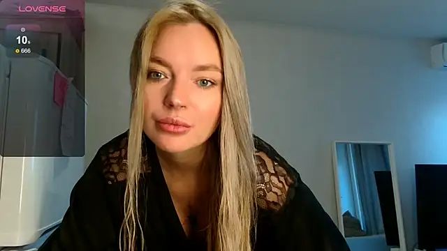 Snapshot of Eva___forever chatting on 10/15/25, 01:04 Eva   forever online show from 10/15/25, 01:04