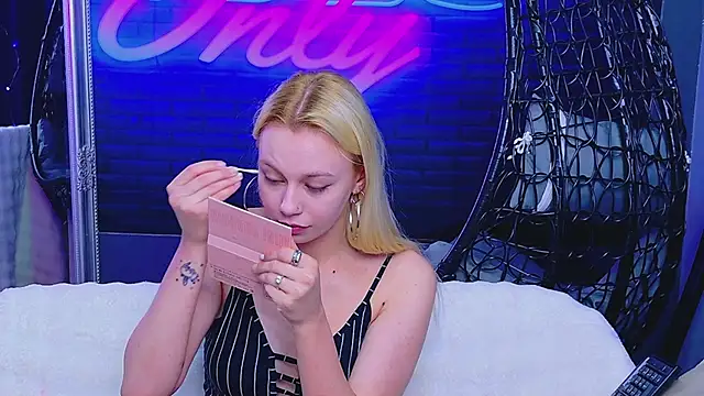 AlessiaCroft online show from 04/30/26, 04:08
