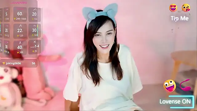 Snapshot of LunaBelle1984 chatting on 09/17/25, 04:09 LunaBelle1984 online show from 09/17/25, 04:09