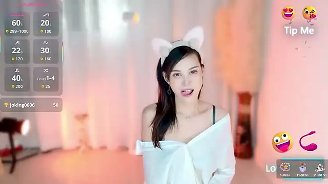 Snapshot of LunaBelle1984 chatting on 09/22/25, 03:40 LunaBelle1984 online show from 09/22/25, 03:40