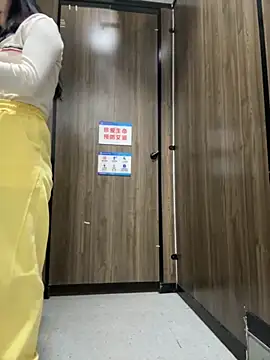 Snapshot of AiBanana chatting on 11/27/25, 04:18 AiBanana online show from 11/27/25, 04:18