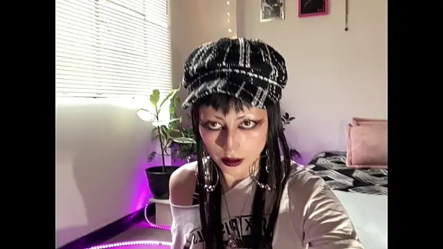 ELENA UMBRA online show from 12/17/25, 08:14