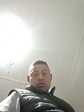 luuiss12 online show from 10/30/25, 05:28