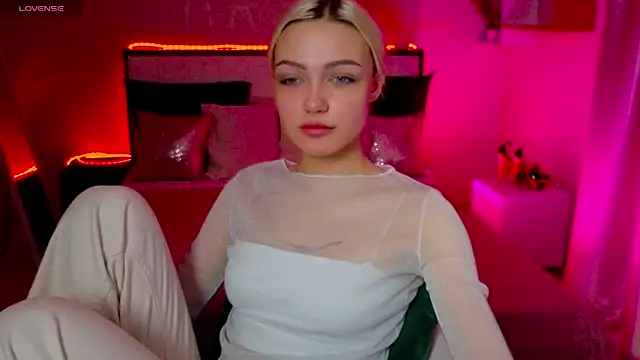 LinaLirian online show from 11/14/25, 01:37