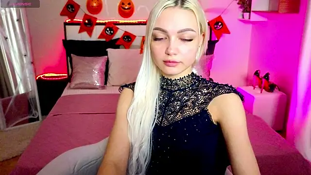 LinaLirian online show from 10/28/25, 01:43