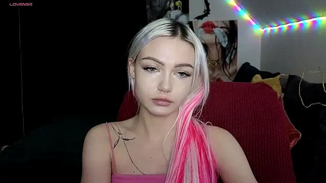 LinaLirian online show from 11/27/25, 08:53