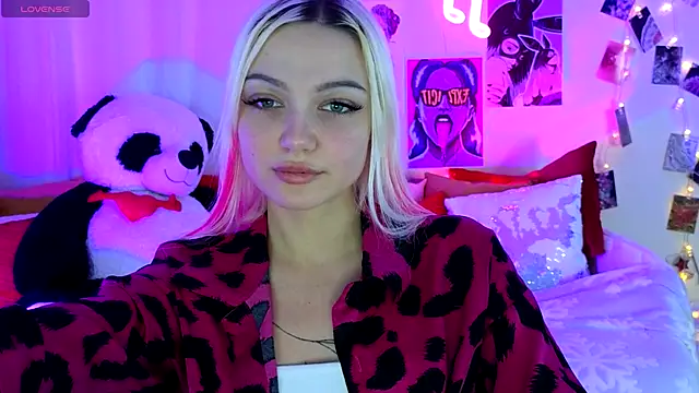 LinaLirian online show from 11/18/25, 02:53