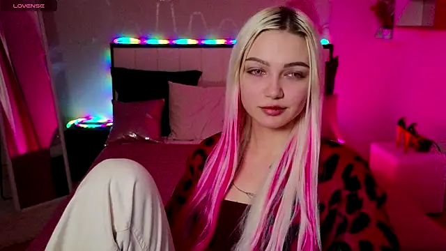 LinaLirian online show from 11/12/25, 01:37