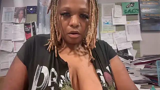 RoyalQueen2u online show from 06/15/26, 05:18