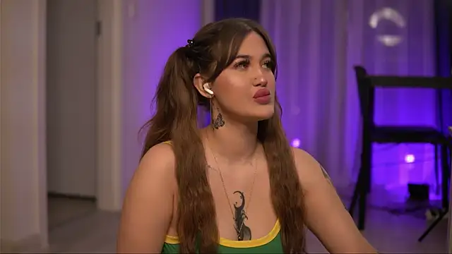 AryaDeluna online show from 11/17/25, 07:07