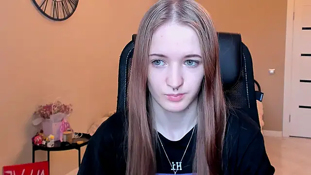 KateKayer online show from 11/08/25, 10:41