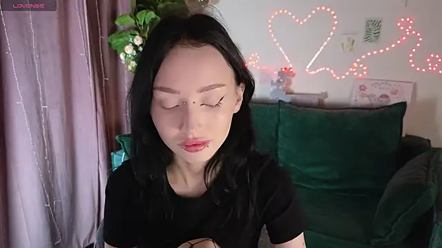  holly berry  online show from 10/05/25, 01:40