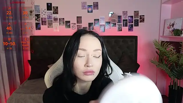  holly berry  online show from 10/15/25, 01:26