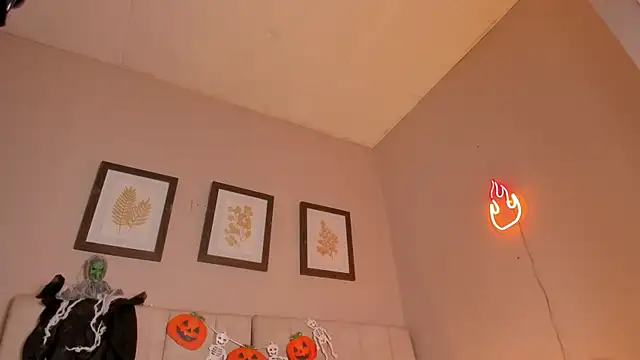  lucia 18 online show from 10/31/25, 04:36