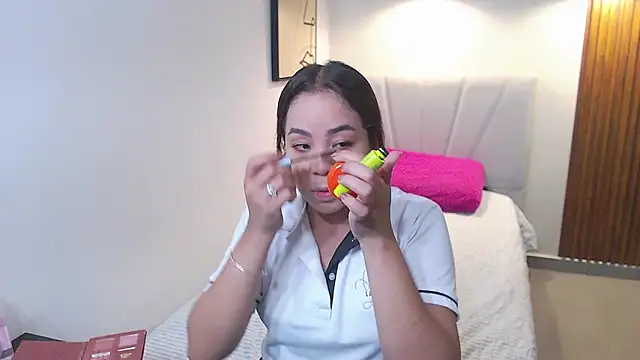  Victoria Collins online show from 12/14/25, 01:17