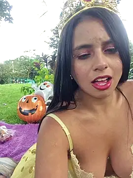 Lunaluxe1001 online show from 10/31/25, 12:24