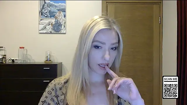 Snapshot of Wild_Silk_Desire chatting on 10/15/25, 02:03 Wild Silk Desire online show from 10/15/25, 02:03