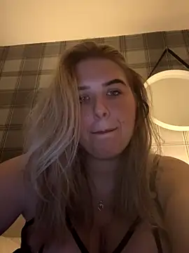 CutieCurvyGirlxo online show from 10/11/25, 12:00